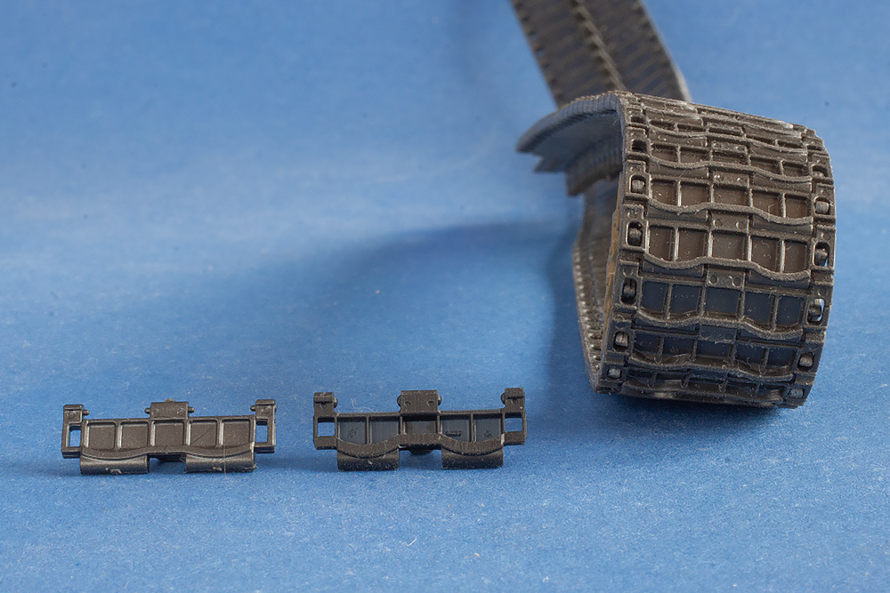 1/35 QuickTracks T-35065 Tracks for US Medium Tank M4 Sherman; SP Gun M40 (GMC) - HVSS Suspension; Type T66