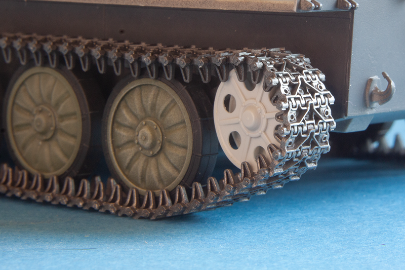 1/35 QuickTracks T-35126 122mm SP Howitzer 2S1 Gvozdika – OMSh type & Drive Sprockets for ZVEZDA