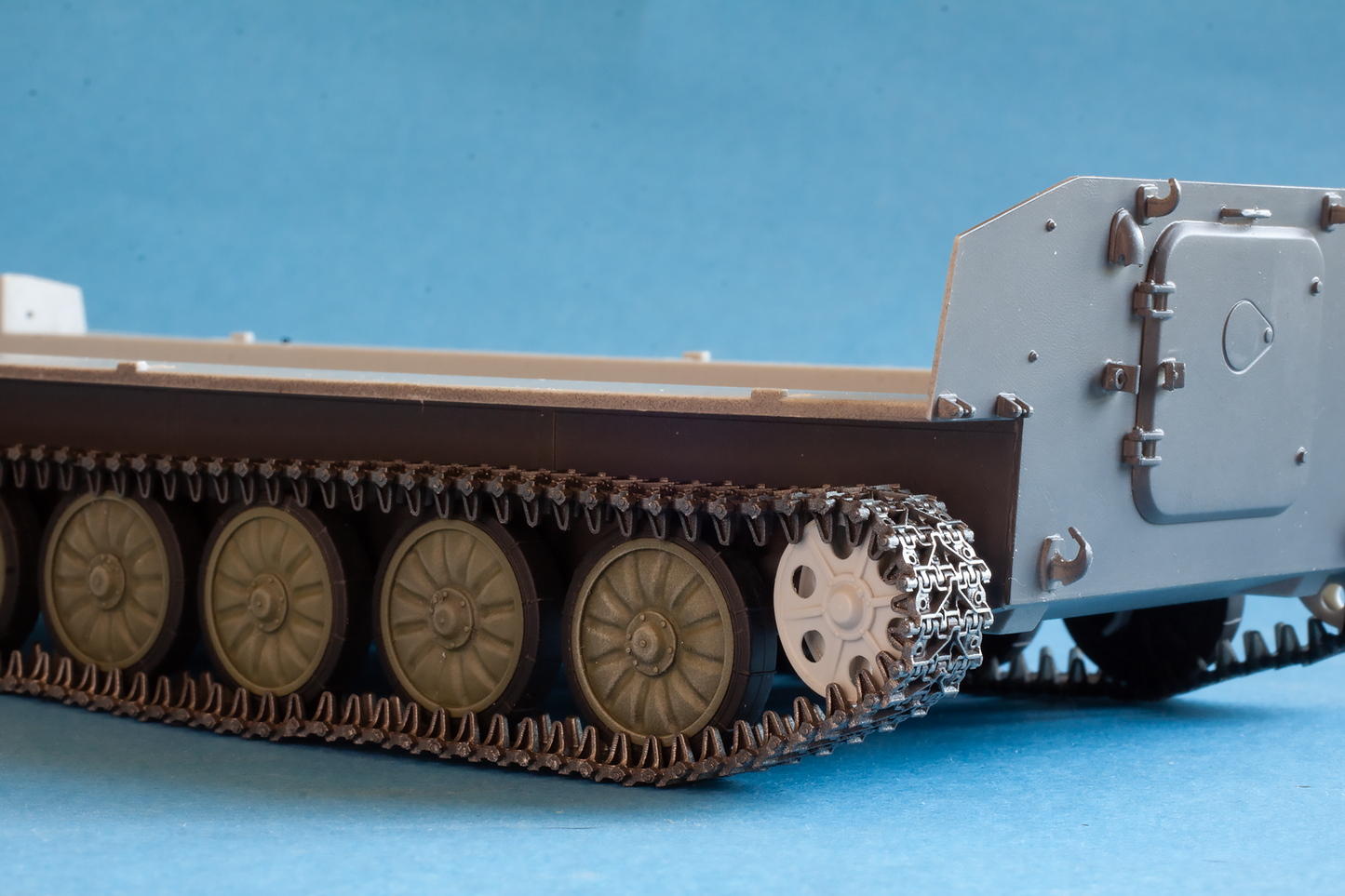 1/35 QuickTracks T-35126 122mm SP Howitzer 2S1 Gvozdika – OMSh type & Drive Sprockets for ZVEZDA