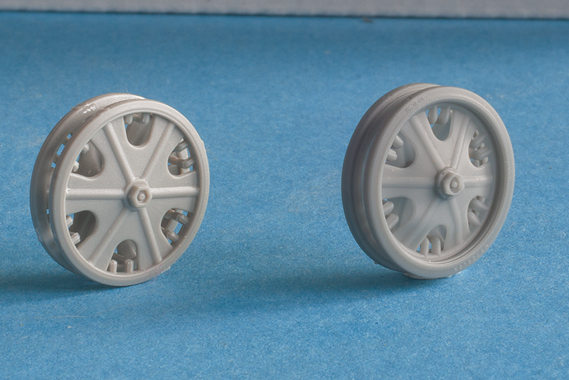 1/35 QuickWheel QWXT-35011 Sd.Kfz.10 (early) Corrected Road Wheels; Drive Sprockets; Tracks; Front wheels (2 types) – for DRAGON