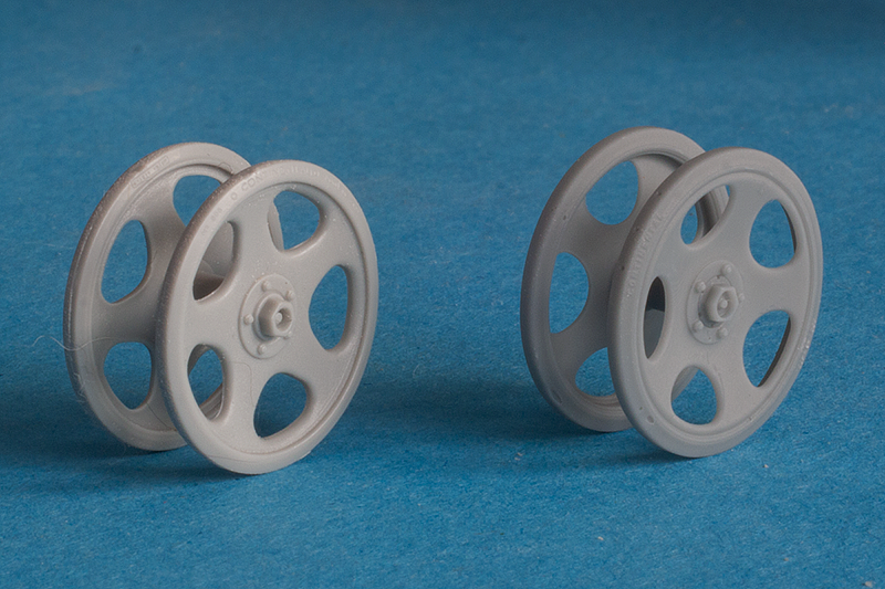 1/35 QuickWheel QWXT-35011 Sd.Kfz.10 (early) Corrected Road Wheels; Drive Sprockets; Tracks; Front wheels (2 types) – for DRAGON