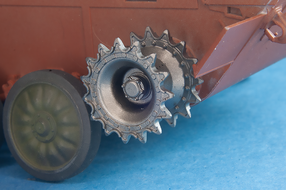1/35 QuickTracks T-35125 122mm SP Howitzer 2S1 Gvozdika – RMSh type & Drive Sprockets (Reinforced) for ZVEZDA